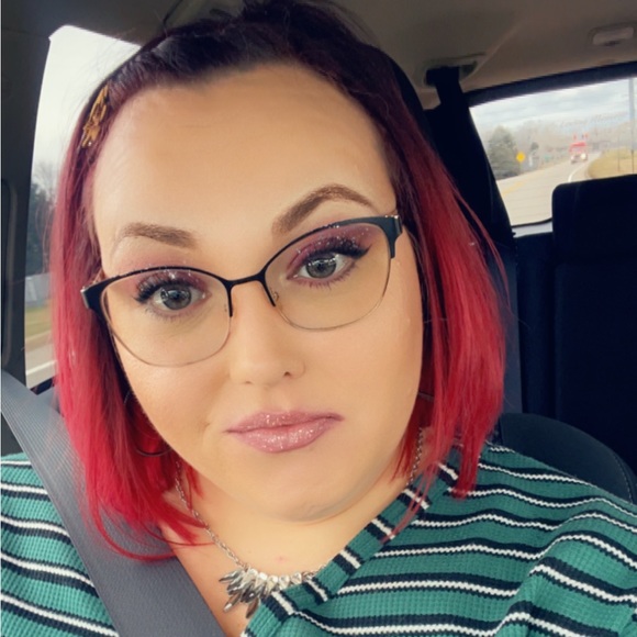 Meet your Posher, Carly - Picture 2 of 6